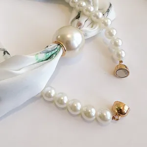 Élégant foulard en soie floral avec grand pendentif en perle et collier à fermoir magnétique