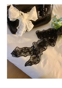 Detailweergave van de delicate textuur van elegante zwart-witte kanten lint sjaals