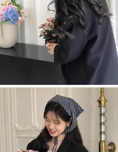 Elegante foulard triangolare a scacchi blu e bianchi stile francese indossato da modella