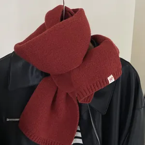 Eleganter dunkelroter Strickschal mit süßem Schleifenetikett im koreanischen Stil
