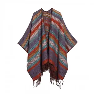 Böhmischer Damenponcho mit ethnischem geometrischem Muster und braunen Fransen