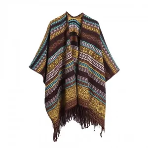 Böhmischer Ethno-Poncho-Schal für Damen mit farbenfrohen Fransendetails im Winter