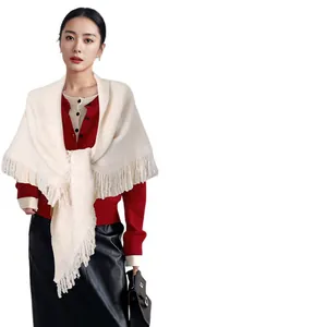 Elegante chal triangular con flecos en color crema para mujer, bufanda de punto cálida invierno