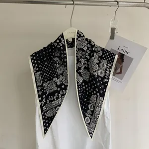 Κομψό ασπρόμαυρο μεταξωτό μαντήλι με σχέδιο λαχούρι πάνω σε λευκό πουκάμισο