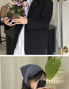 Primo piano di una bandana per capelli a scacchi bianchi e blu indossata come foulard