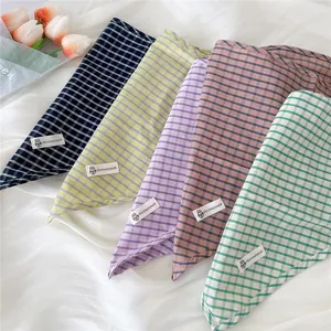 Vista dettagliata di vari bandana triangolari a quadretti colorati con etichette chic
