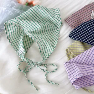 Dettaglio di bandane triangolari in cotone a quadretti stile francese in vari colori