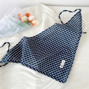 Dettaglio di un foulard triangolare a scacchi blu navy in stile francese
