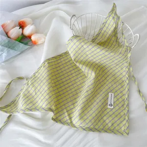 Bandana triangolare a quadretti verde chiaro e viola in stile francese con etichetta