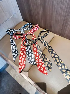 Selectie van smalle zijden sjaals met luipaardprint voor haar en nek modeaccessoires
