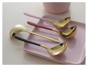 Detailansicht von 304 Edelstahl-Suppenlöffeln mit Goldbeschichtung und bunten Griffen