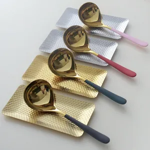 304 Edelstahl Gold Suppenkellen Set mit bunten matten Griffen und Metalltabletts