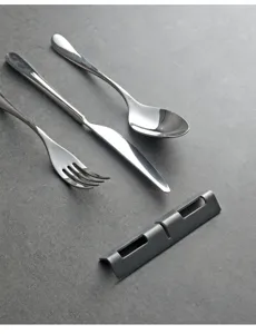 Vista dettagliata di un poggia posate in acciaio inox 304 con coltello e forchetta.