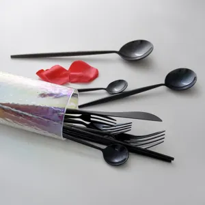 Elegante juego de cubiertos de acero inoxidable negro con diseño de mango redondo