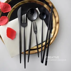 Elegante juego de cubiertos de acero inoxidable 304 negro espejo en plato dorado