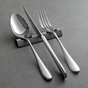 Elegante set di posate in acciaio inox 304 con supporto scanalato su pietra