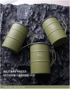 Militärgrüne 304 Edelstahl Outdoor-Campingbecher auf einem robusten Felsstruktur-Hintergrund.