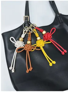 Quatre breloques de sac en cuir PU fait main avec nœud chinois de différentes couleurs
