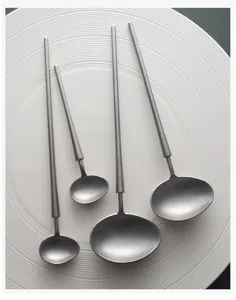 Primer plano de cucharas de acero inoxidable vintage con mangos muy largos y finos