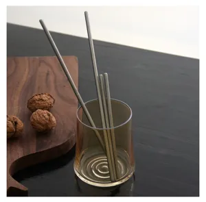 Vue détaillée des tiges d'agitation en acier inoxydable 304 dans une tasse en verre élégante
