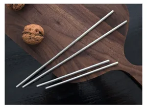 Vue rapprochée montrant la texture mate des agitateurs à café en acier inoxydable 304.
