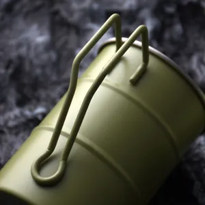 Robuster armeegrüner Campingbecher aus 304 Edelstahl mit klappbarem Griff für Outdoor.