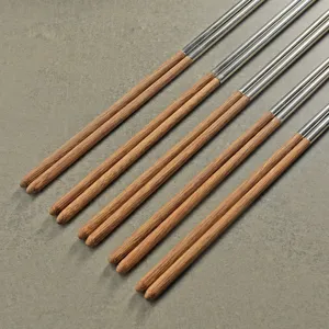 Extra lange 45 cm 304 Edelstahl Essstäbchen mit rutschfesten Spitzen aus Hühnerflügelholz