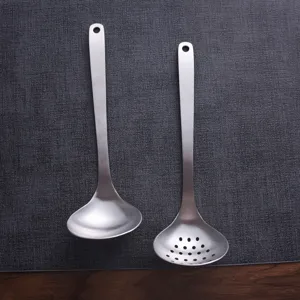 Japanse stijl soeplepel en schuimspaan set van roestvrij staal met lange steel.