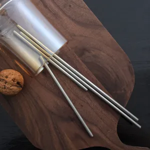 Agitateurs à café vintage en acier inoxydable 304 présentés sur une planche en bois