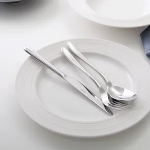 Set de couverts 3 pièces en acier inoxydable de qualité supérieure sur assiette