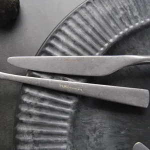 Hochwertiges Vintage-Steakmesser aus mattem Edelstahl mit eingraviertem YiMi-Branding