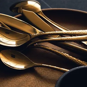 Premium mirror finish golden 304 stainless steel cutlery set with elegant hammered handles