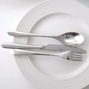 Set de couverts minimaliste en acier inoxydable avec couteau fourchette et cuillère