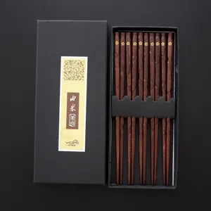 Elegantes japanisches Holzstäbchen-Set in einer schwarzen Geschenkbox