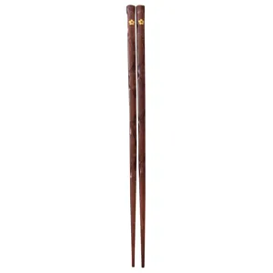 Handgefertigte japanische Holzstäbchen mit elegantem Goldblumenmuster und spitzer Spitze