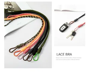Primer plano de llaveros de paracord trenzados a mano con mosquetones de metal.