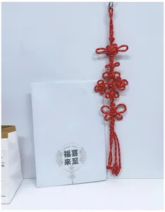 Nahaufnahme eines traditionellen roten chinesischen Knotens als Taschenanhänger