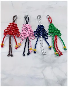 Portachiavi a forma di albero di Natale intrecciati a mano in corda colorata vivace.