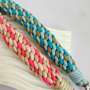 Detalle macro de la textura trenzada gruesa de las correas de cordón tejidas a mano