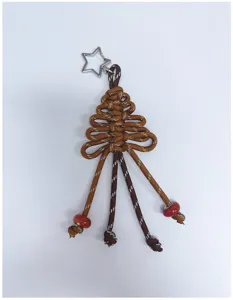 Detail des handgeflochtenen Weihnachtsbaum-Schlüsselanhängers mit Sternring und Perlen
