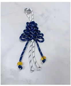 Dettaglio charm albero di Natale tessuto a mano con corda blu scuro e perline gialle