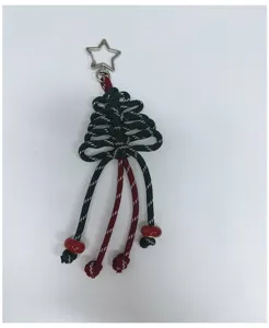 Detailansicht eines handgewebten Weihnachtsbaum-Schlüsselanhängers mit Sternverschluss
