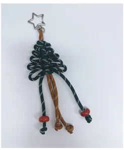 Detailansicht eines handgewebten Weihnachtsbaum-Schlüsselanhängers mit Sternring