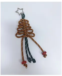 Handgewebter Paracord-Weihnachtsbaum-Taschenanhänger mit Sternring und roten Perlen