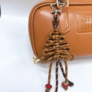 Handgefertigter gewebter Weihnachtsbaum-Taschenanhänger-Schlüsselanhänger mit Sternverschluss