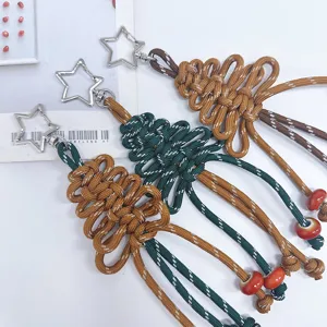 Handgewebte Weihnachtsbaum Schlüsselanhänger mit sternförmigen Metallverschlüssen und Perlen