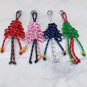 Ciondoli a forma di albero di Natale tessuti a mano in vari colori per borse