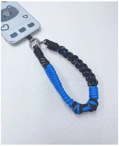 Handgeflochtene Handy-Handschlaufe aus Paracord in Blau und Schwarz mit Metallring