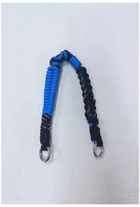 Detailansicht des blau-schwarzen, handgeflochtenen Paracord-Lanyards mit stabilen silbernen Ringen