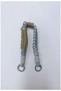 Nahaufnahme einer handgeflochtenen Paracord-Handschlaufe mit zwei silbernen Ringen